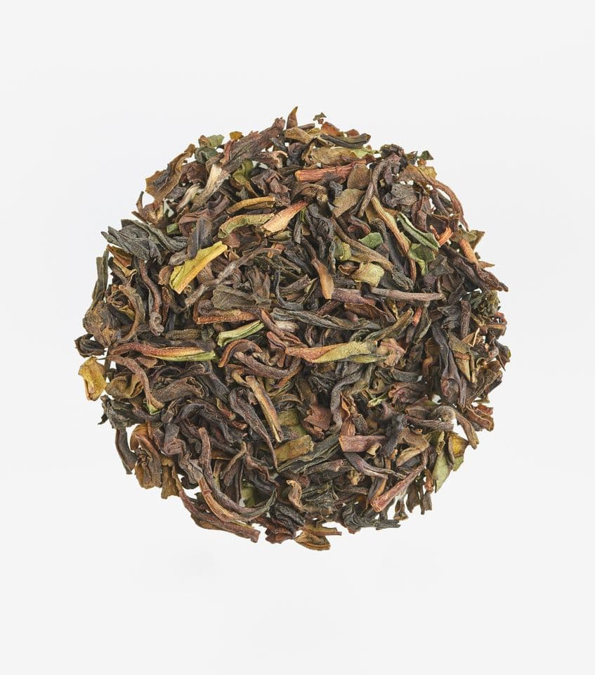 Trockene Blätter des Darjeeling First Flush in Nahaufnahme.